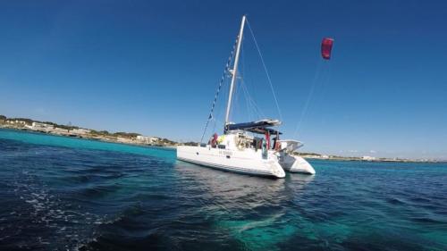 Catamarano nelle acque dell'Arcipelago di La Maddalena