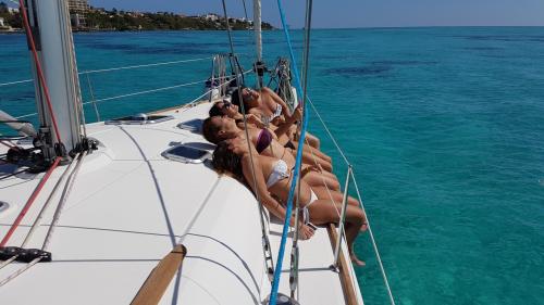 Gruppo di ragazze in escursione in barca a vela con partenza da Santa Teresa di Gallura