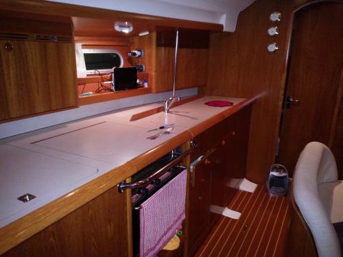 Cucina interni barca a vela da Santa Teresa di Gallura